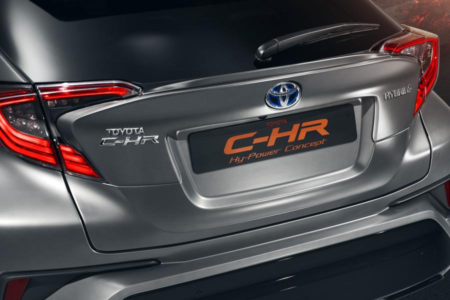 Логотип Toyota C-HR Hy-Power Concept 2017 года  (фото 9 из 20)